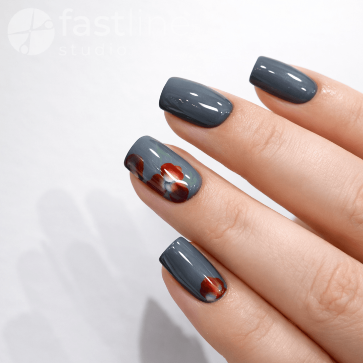 Манікюр темний з квітковим дизайном